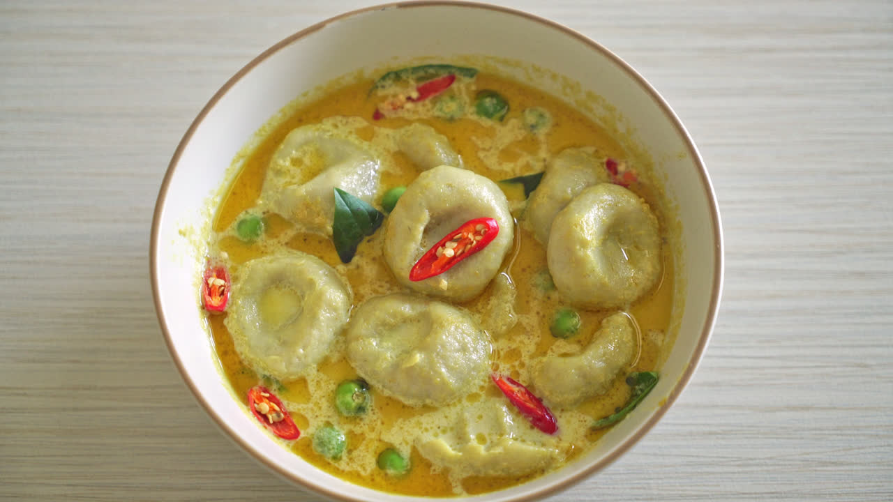 Súp cà ri xanh với chả cá - Kiểu Thái