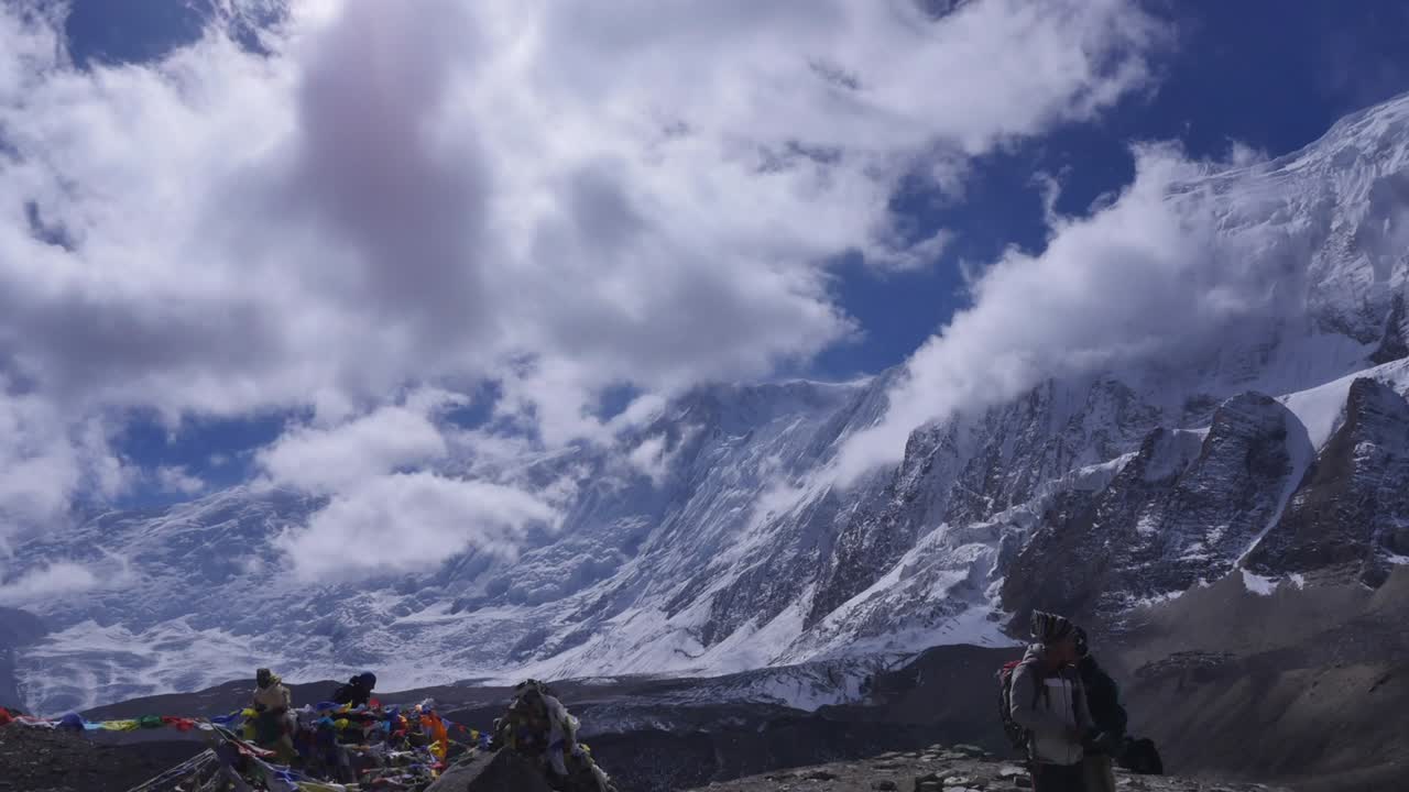 눈 인 산과 구름 타임스
