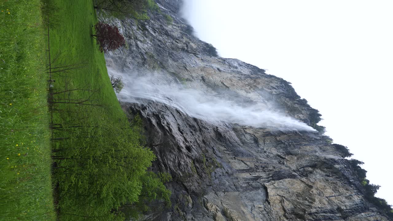 catarata de staubbach en lauterbrunnen, suiza - ángulo bajo