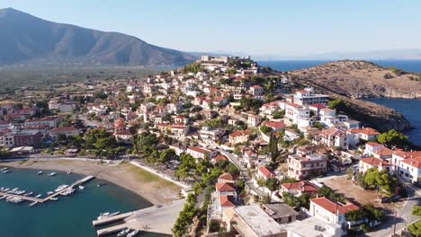 Astros,-Peloponnes,-Griechenland---Luftdrohnenansicht-Des-Theaters,-Der-Festung,-Des-Hafens,-Der-Boote-Und-Der-Malerischen-Stadt-In-Den-Bergen