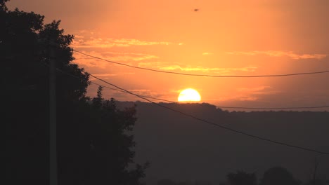 puesta de sol detrás de las colinas durante la puesta de sol en las colinas de shivpuri, madhya pradesh