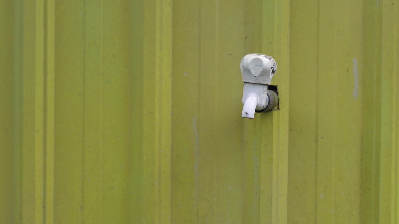 grifo goteando gotas de agua