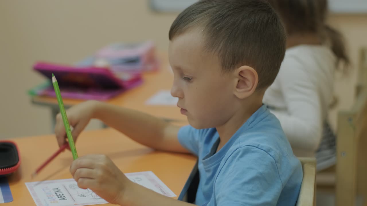 lección de preparación preescolar en el centro de aprendizaje