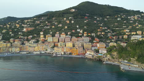 Camogli,-Eine-Charmante-Küstenstadt-In-Ligurien,-Italien,-Bietet-Farbenfrohe-Gebäude-Am-Hang-Mit-Blick-Auf-Einen-Ruhigen-Strand