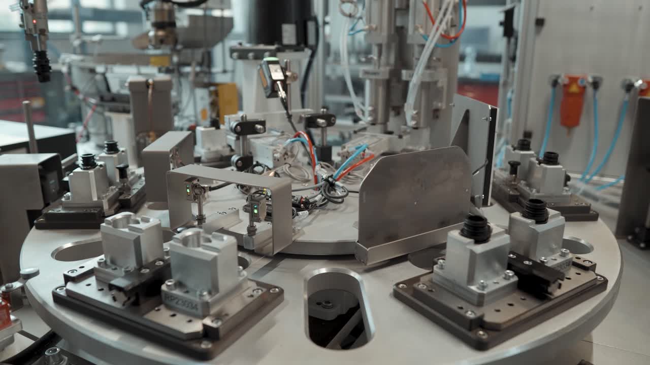 línea de producción mecanizada con brazos robóticos