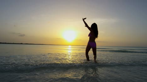 chica china asiática en traje de baño en la playa del océano