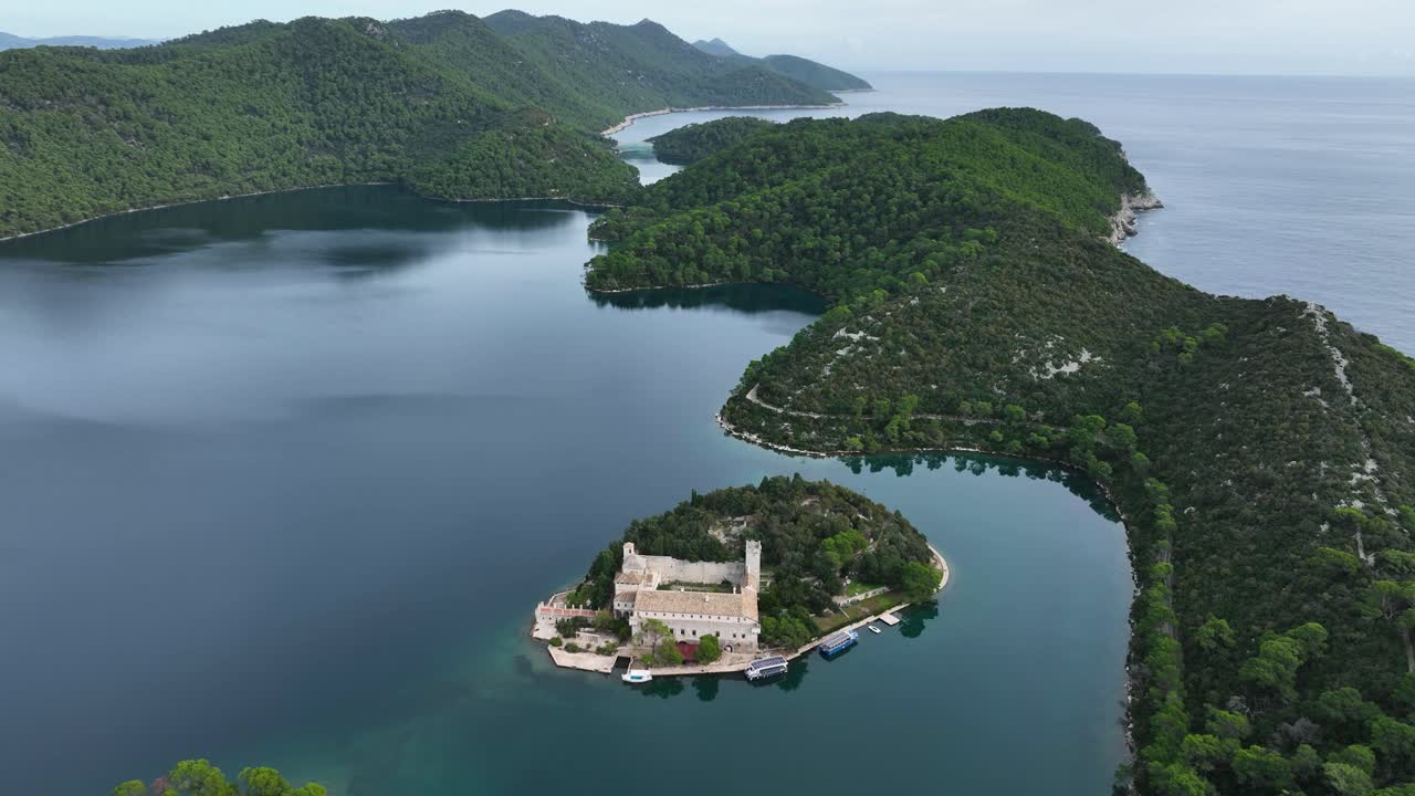 크로아티아 만 에 있는 수도원 섬 의 공중 사진