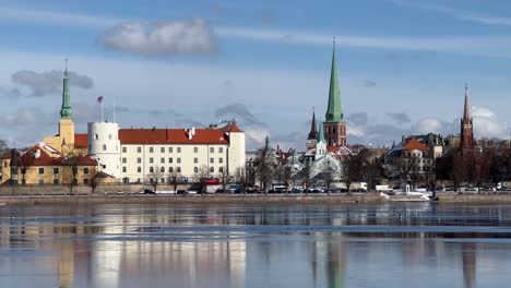 Fesselnde-4K-Aufnahmen-Der-Altstadt-Von-Riga-Und-St.-Petersburg