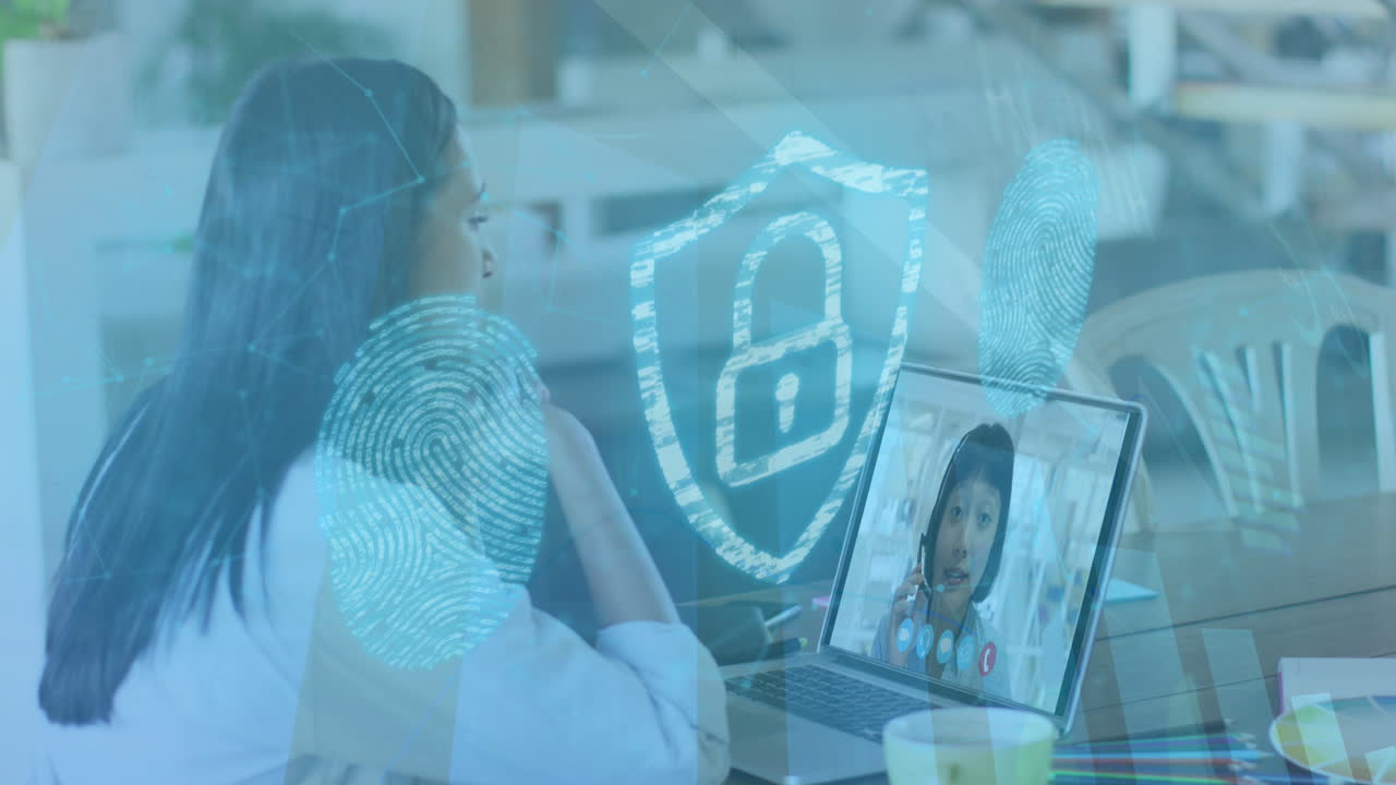 animación de un candado de seguridad en línea sobre una mujer de negocios biracial en una videollamada por computadora portátil