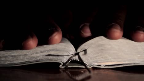 Rezando-A-Dios-Con-La-Mano-En-La-Biblia-Con-Fondo-Blanco-Con-Gente-Metrajes