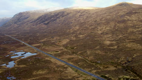 toma aérea en movimiento lento de las colinas y montañas en glencoe, escocia en gran bretaña