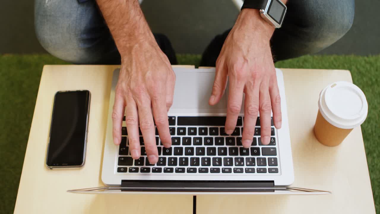 hombre de negocios usando computadora portátil en la oficina 4k