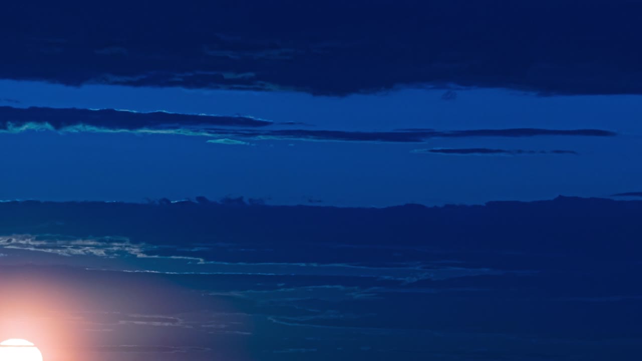어두운 파란 하늘에서 아름다운 해가 뜨는 시간.