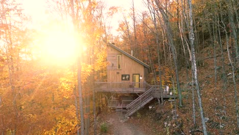 Eine-Kleine-Und-Rustikale-Hütte-Mitten-In-Einem-Wilden-Wald