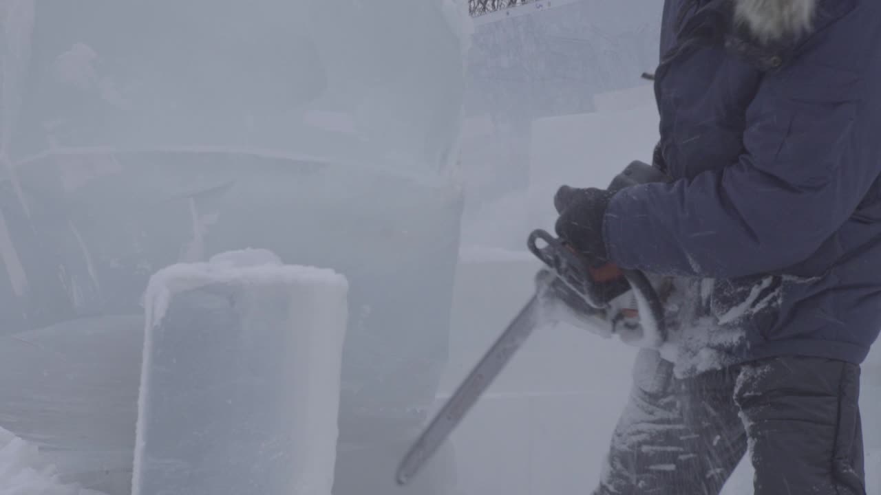 얼음 조각 예술가 의 작업