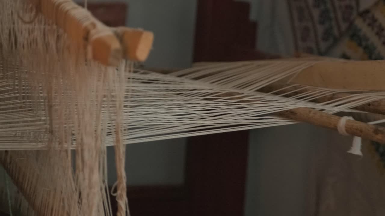 el tejedor hace tela en el telar étnico