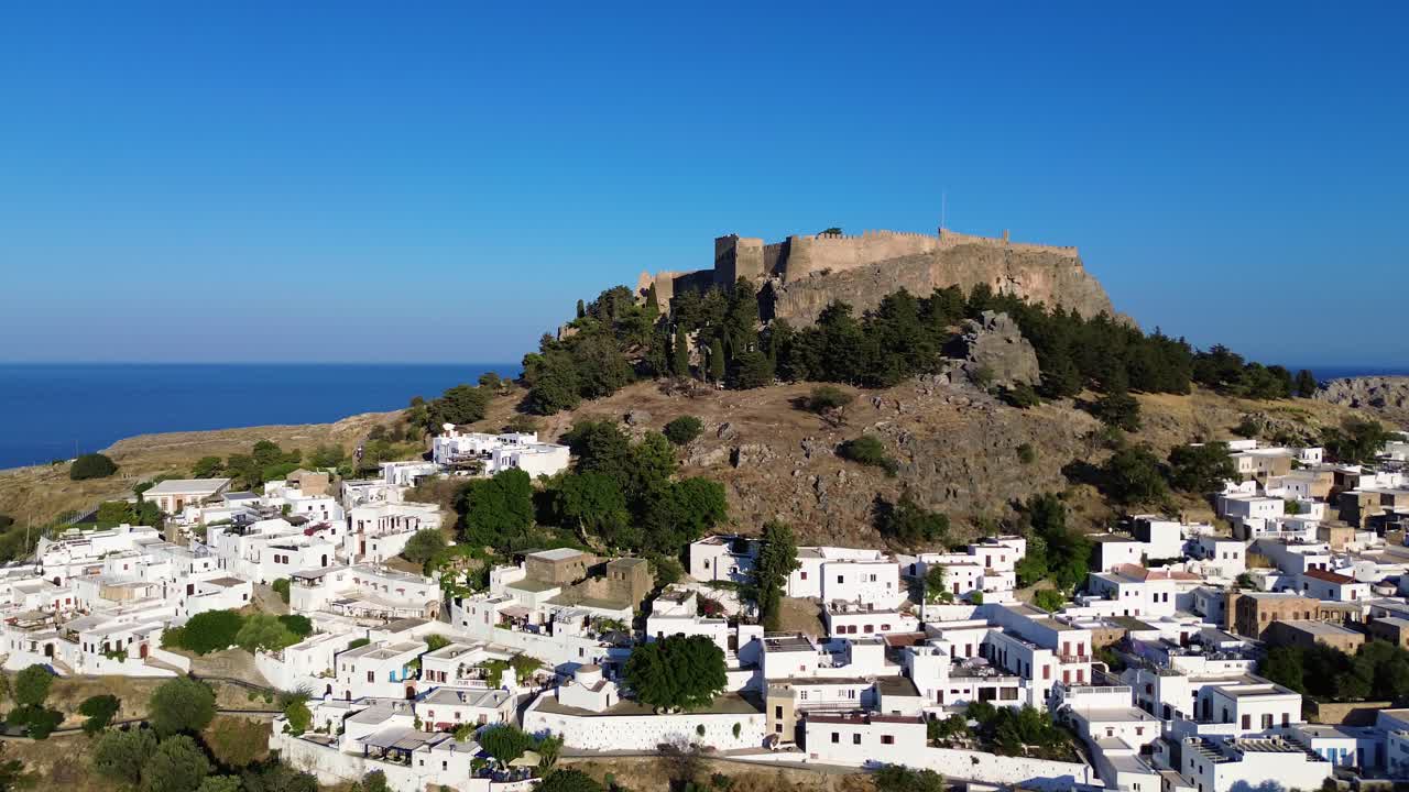 그리스 로데스 에 있는 린도스 아크로폴리스 에 있는 집 들 과 지중해 는 낮 에 드론 으로 촬영 되었다