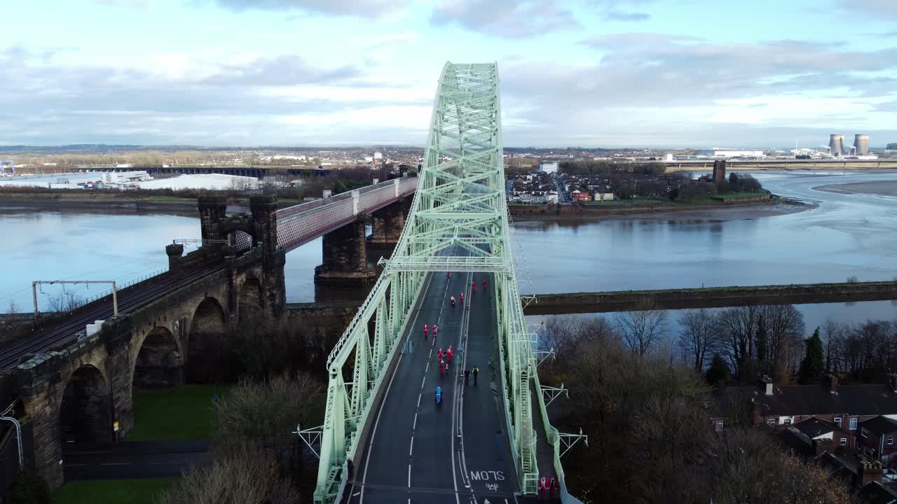 runcorn silver jubilee bridge 조감도 느린 푸시 인 샷을 통해 자선 산타 대시 재미 실행