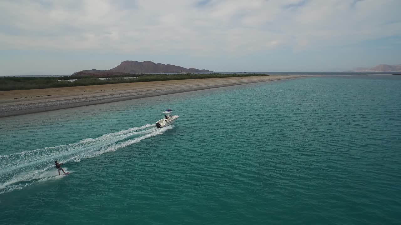 산호세 섬에서 스키를 타는 사람의 에어리아 샷