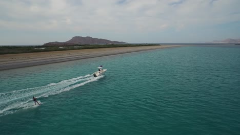 toma aérea de una persona esquiando en la isla de san josé.
