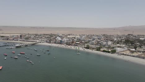 Los-Lugareños-Disfrutan-De-Un-Día-Soleado-De-Playa-En-La-Ciudad-Portuaria-Peruana-En-El-Desierto-De-Chala