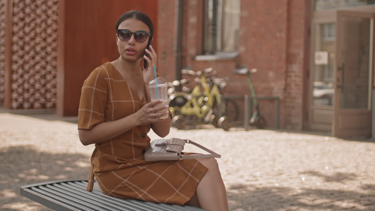 Donna moderna che parla al telefono all'aperto