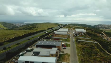 Hiperlapso-Aéreo-Sobre-Un-Pequeño-Parque-Industrial-En-El-Sur-De-África