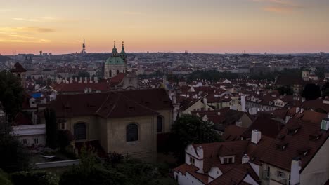 Zeitraffer-Des-Sonnenaufgangs-über-Den-Dächern-Von-Mala-Strana-In-Prag,-Tschechische-Republik,-Von-Hradschin-In-Der-Nähe-Der-Prager-Burg-Aus-Gesehen,-Während-Die-Sonne-Langsam-Die-Berühmten-Roten-Dächer-Beleuchtet