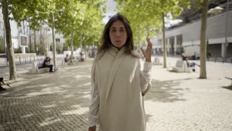 hermosa mujer madura hablando con la cámara durante el paseo.