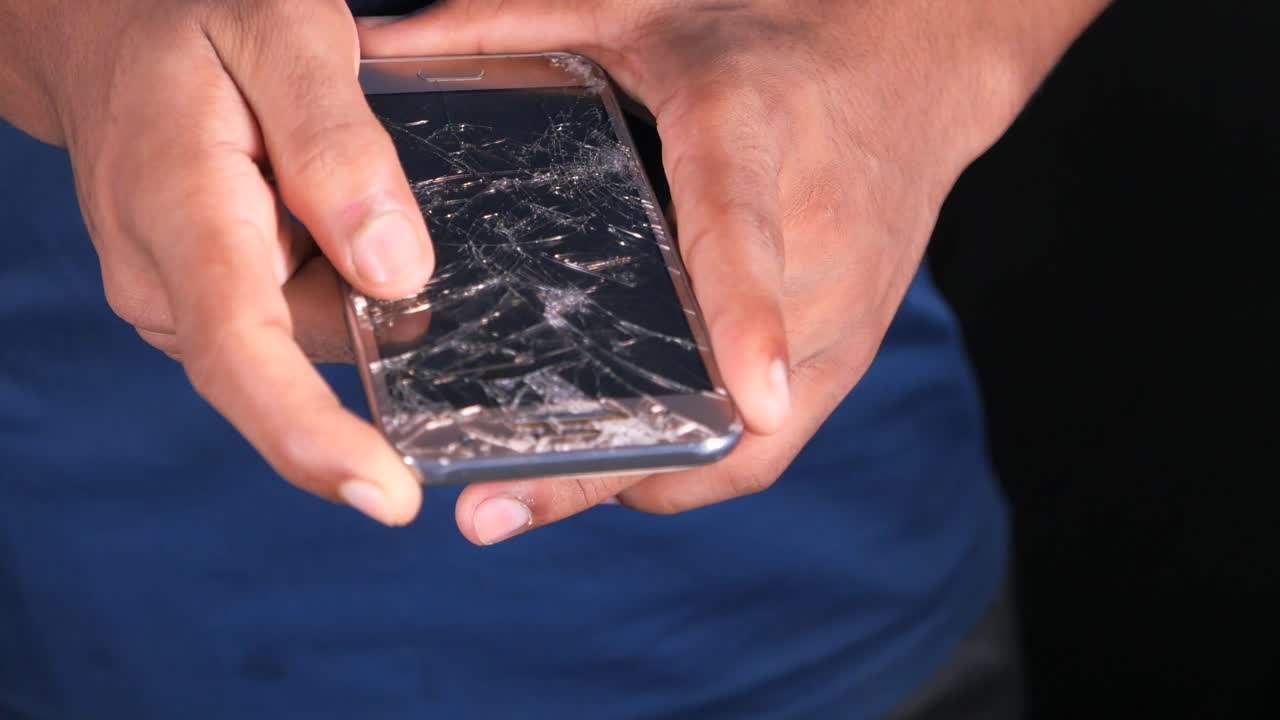 Ødelagt smartphone i hænderne