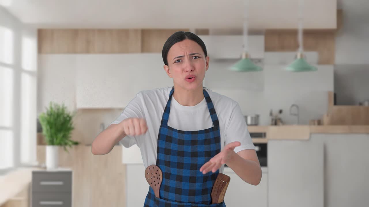 una ama de casa india enojada gritando a alguien