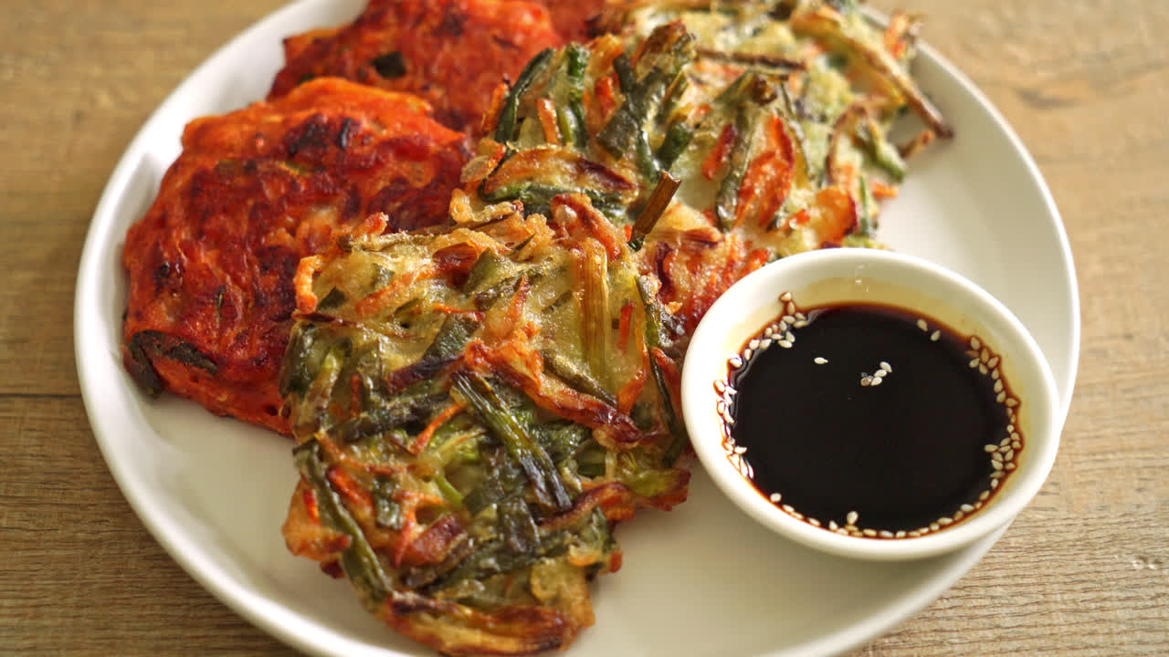 파전 또는 한국 팬케이크 및 한국 김치 팬케이크 또는 김치전 - 한국 전통 음식 스타일
