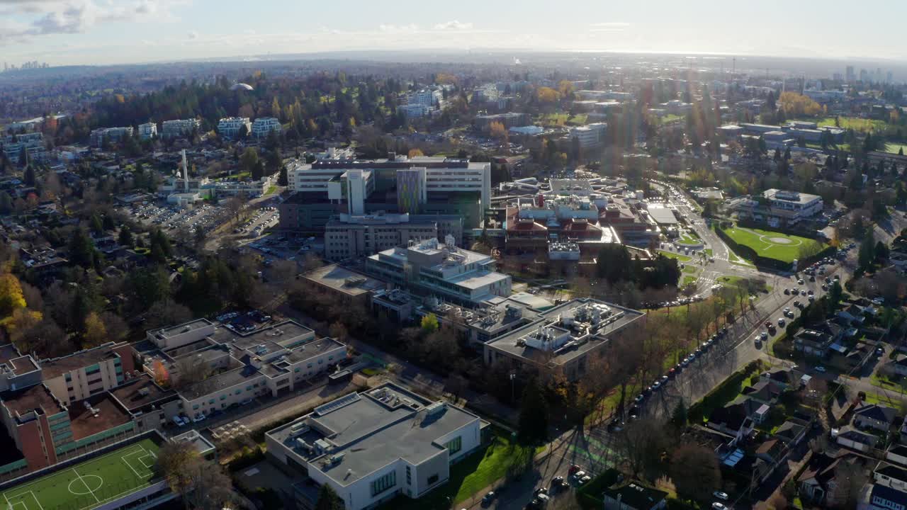 vista aérea del tráfico en oak street cerca del hospital de niños y mujeres de bc en vancouver, canadá