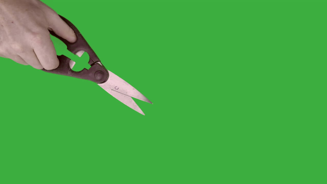 이미지를 오른쪽 위에서 왼쪽 아래로 자르는 고립된 가위