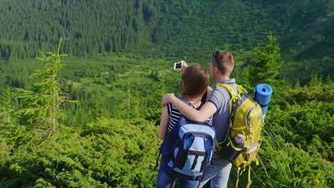 Urlaub-In-Den-Bergen-Im-Sommer-Ein-Mann-Fotografiert-Seine-Freundin-Auf-Einem-Schönen-Hintergrund