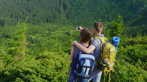 vacaciones en las montañas en verano un hombre toma fotos de su novia en un hermoso backgr