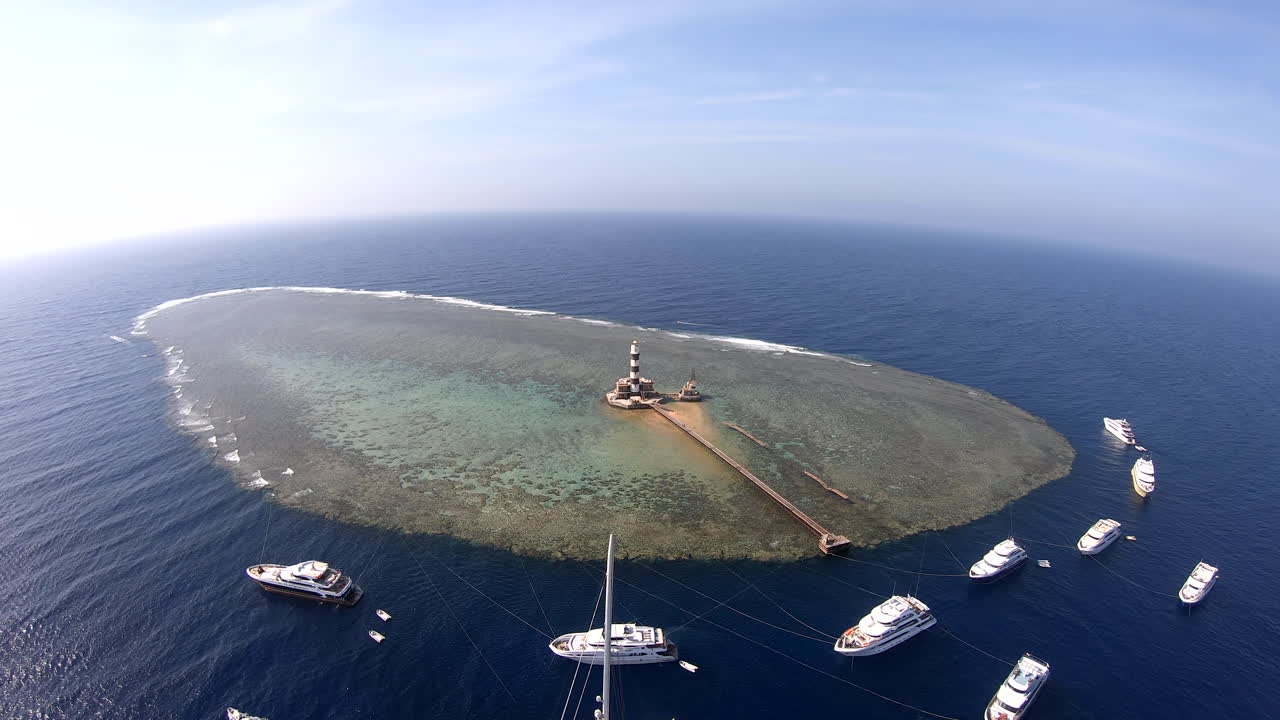 다이달루스 산호초에 대한 공중 드론 촬영은 형제 섬에서 남쪽으로 180km 떨어져 있습니다.