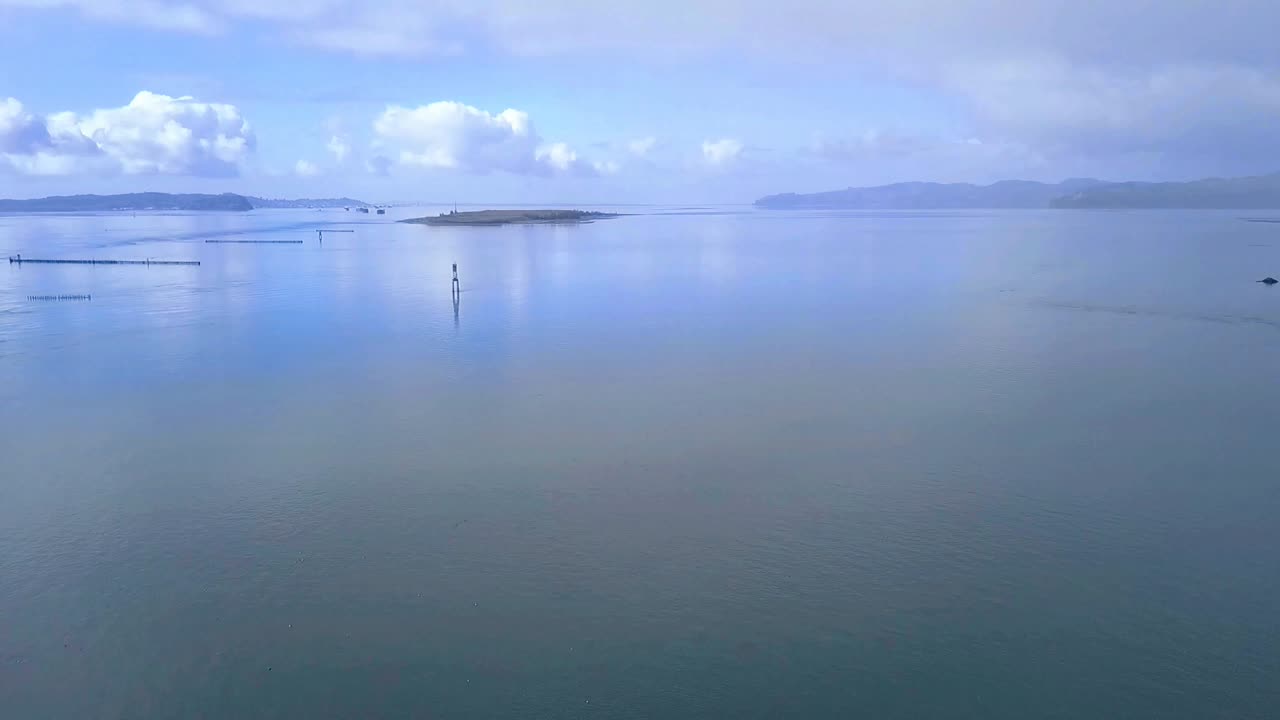 sobrevolando la bahía con drone 1080p