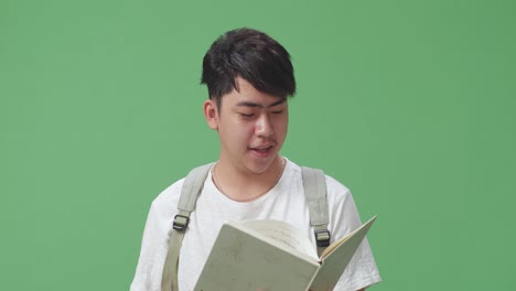 노트북 을 읽는 젊은 남자