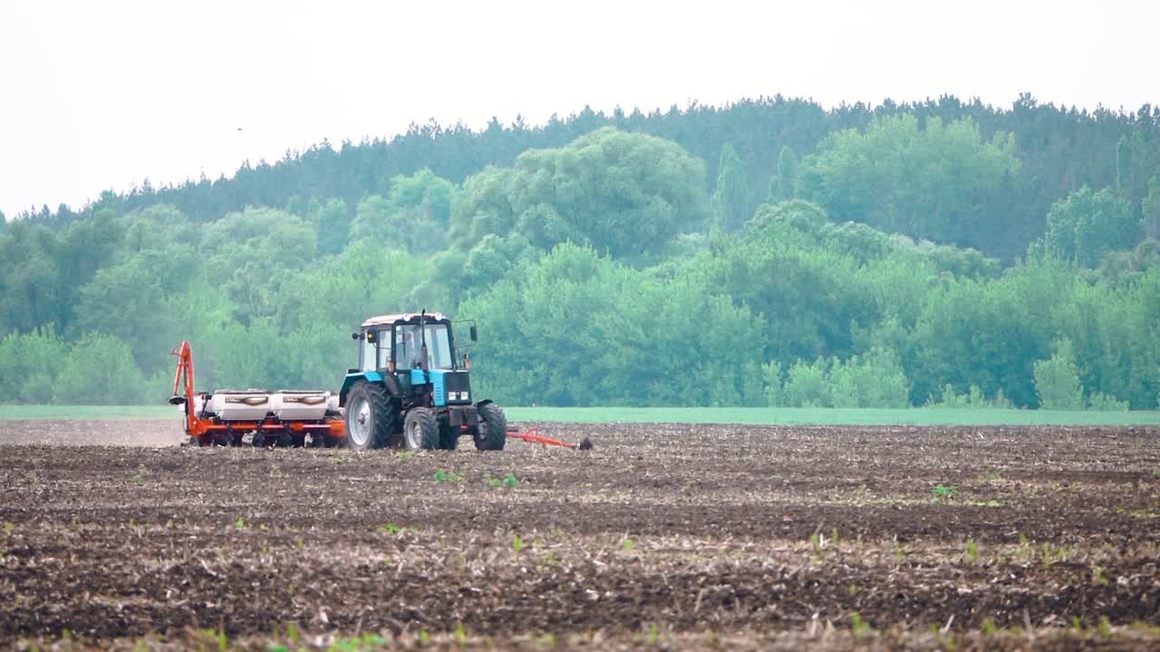 트랙터가 에 씨을 심고 있습니다.