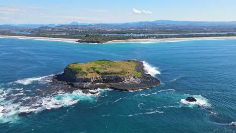 Panorama-Del-Promontorio-Fingal-Y-La-Reserva-Acuática-De-La-Isla-Cook-En-El-Mar-De-Tasman-En-Nueva-Gales-Del-Sur,-Australia