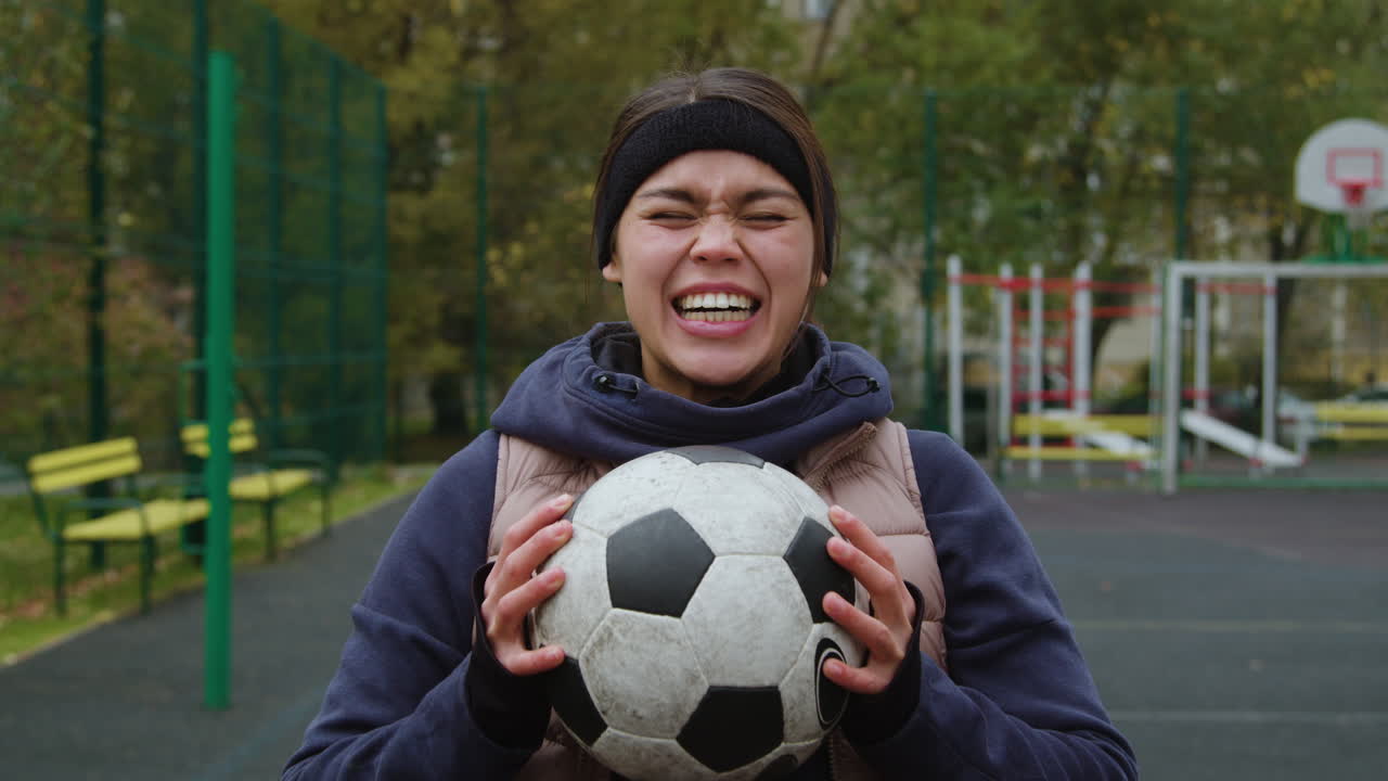 축구 공 을 들고 소리 지르는 여자