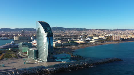 barcelona tiro aéreo hotel de lujo y ciudad en el fondo día soleado españa