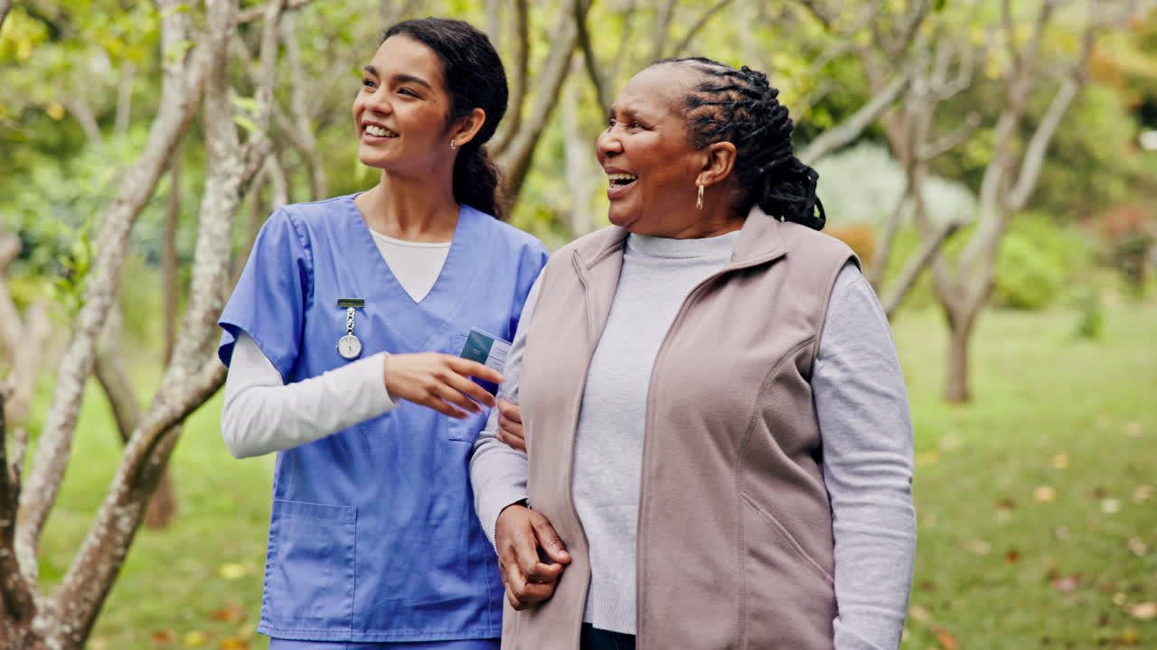 Soins aux personnes âgées, femme âgée souriante