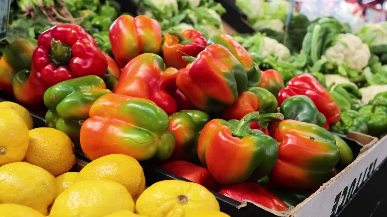 productos coloridos expuestos en los puestos del mercado de melbourne