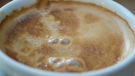 primer plano de una taza de café con crema