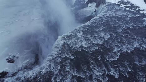 cascada en un acantilado nevado en invierno
