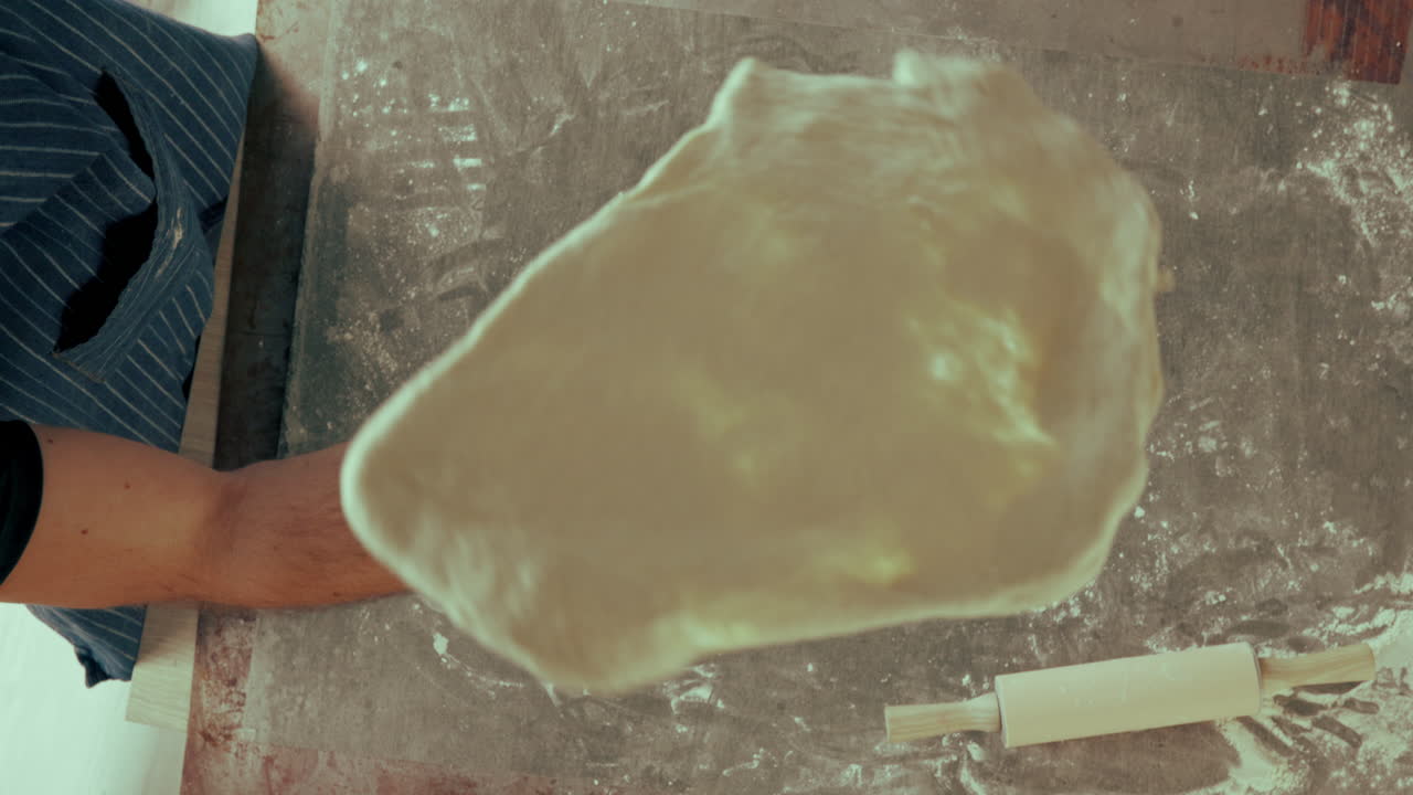 la preparación de la masa de la pizza