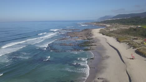 amplia vista aérea hacia la relajante playa portuguesa de afife, viana do castelo, portugal