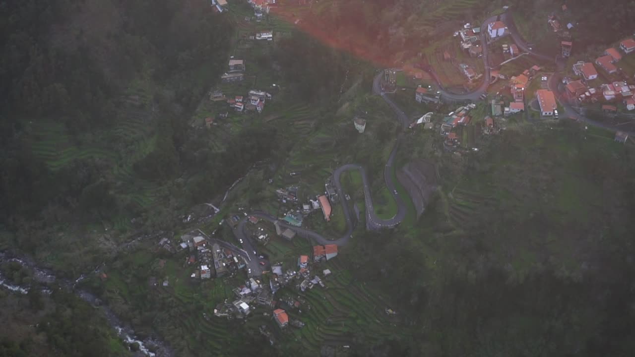 imágenes de drones de un pequeño pueblo en un hermoso valle en la isla de madeira, portugal